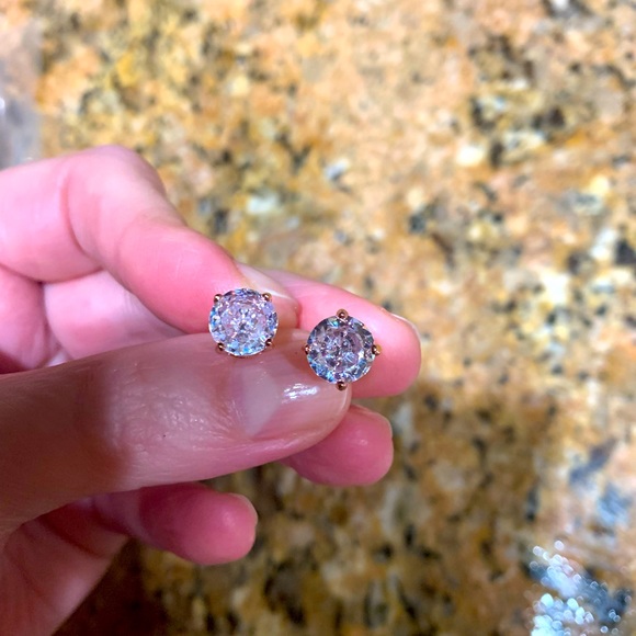 Absolutely stunningCubic Zirconia Studs Earrings18K Rose Gold limited ed